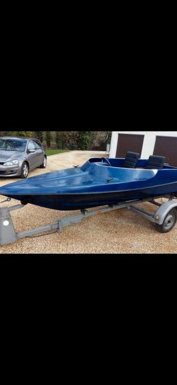 Leuke speedboot met trailer beschikbaar voor biedingen