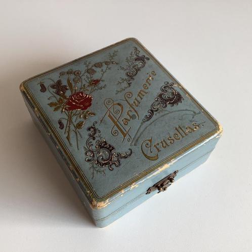 antieke parfumdoos Parfumerie Crusellas, Verzamelen, Parfumverzamelingen, Ophalen of Verzenden