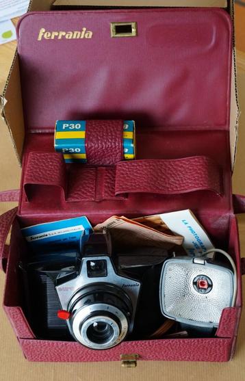 Sixties ! Appareil photo Ferrania 6x6 dans sa trousse flash, Enlèvement ou Envoi, Neuf, Autres marques