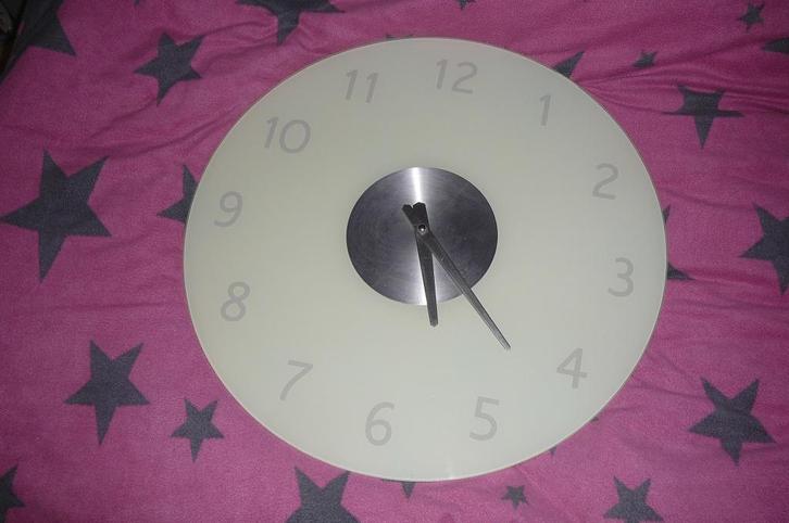 Glazen wandklok, Huis en Inrichting, Woonaccessoires | Klokken, Zo goed als nieuw, Wandklok, Analoog, Ophalen