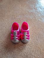 Paar fuchsia en zilveren Shelly-sandalen, Kinderen en Baby's, Speelgoed | Poppen, Ophalen of Verzenden, Zo goed als nieuw, Barbie
