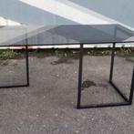 Table avec dessus en verre fumé, pieds en L métalliques, Huis en Inrichting, Tafels | Salontafels, 50 tot 100 cm, 150 tot 200 cm