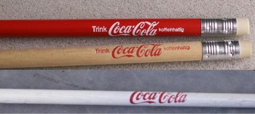 3 crayons : 2 Coca Cola avec gomme rouge et texte en bois tr, Collections, Marques & Objets publicitaires, Comme neuf, Enlèvement ou Envoi
