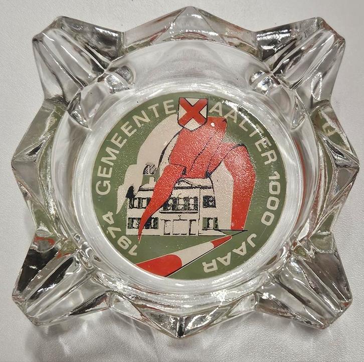 Aalter glazen asbak 1974
Het object in de afbeel, Verzamelen, Rookartikelen, Aanstekers en Luciferdoosjes, Zo goed als nieuw, Asbak