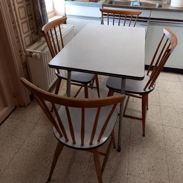 Vintage keukentafel en stoelen  beschikbaar voor biedingen
