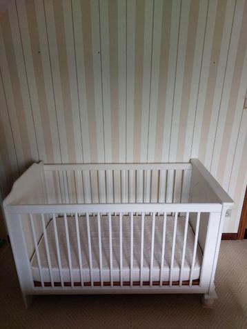 Kinderbedje wit – verstelbare bodem, inclusief matras beschikbaar voor biedingen