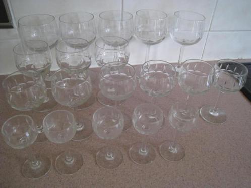 Set wijnglazen en 2 karaffen van jaren 20, Antiek en Kunst, Antiek | Glaswerk en Kristal, Ophalen of Verzenden
