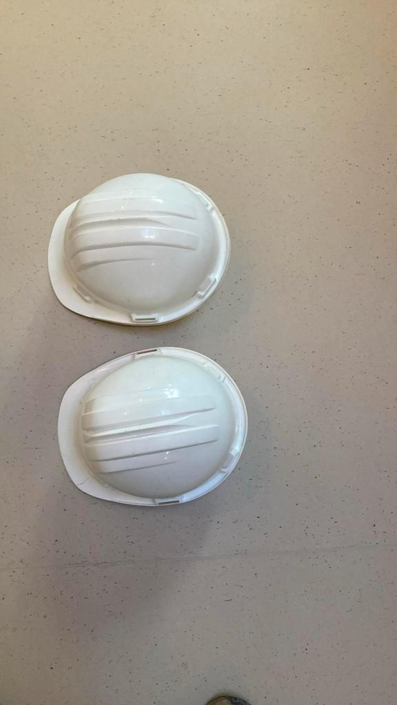 2 Veiligheidshelmenen - werfhelmen, Doe-het-zelf en Bouw, Veiligheidshelmen, Zo goed als nieuw, Ophalen