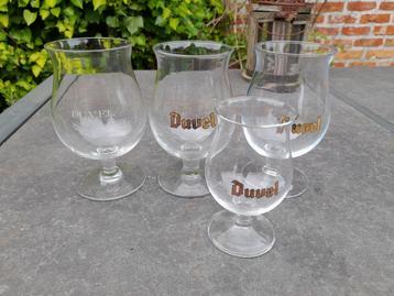 4 verres Duvel, 3 verres ordinaires, 1 petit, 1 avec lettres
