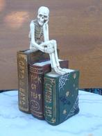 squelette assis sur 3 livres , déco halloween, soldé !, Jardin & Terrasse, Enlèvement, Neuf