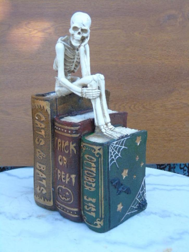 skelet zittend op 3 boeken, Halloween-decor, uitverkocht!, Tuin en Terras, Overige Tuin en Terras, Nieuw, Ophalen