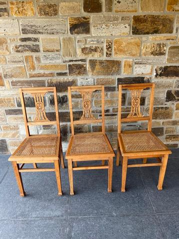 Chaises Anciennes en chêne beschikbaar voor biedingen