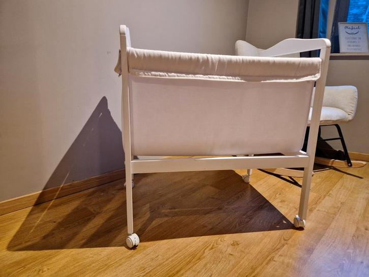 Witte babywieg op wielen — zeer weinig gebruikt, Kinderen en Baby's, Babywiegjes en Ledikanten, Zo goed als nieuw, Wieg, Ophalen