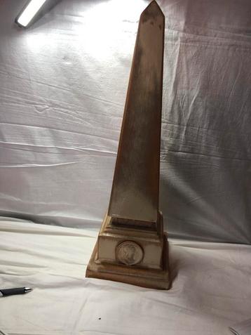 Obelisk in keramiek 59cm hoog 18x18 breed beschikbaar voor biedingen