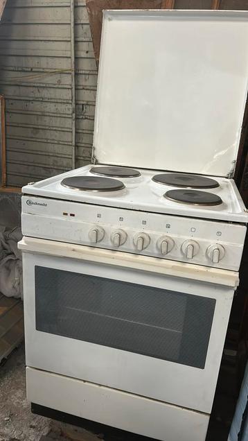 Elektrisch fornuis met oven- werkt perfect beschikbaar voor biedingen