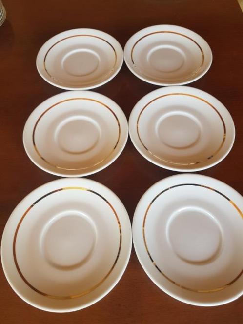 6 bordjes met gouden lijntje, Huis en Inrichting, Keuken | Servies, Zo goed als nieuw, Bord(en), Effen, Ophalen of Verzenden