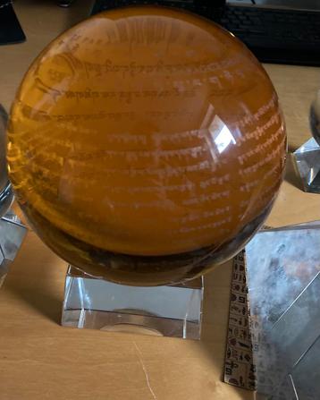 Mooie set decoratieve glazen bollen, piramide en edelstenen beschikbaar voor biedingen