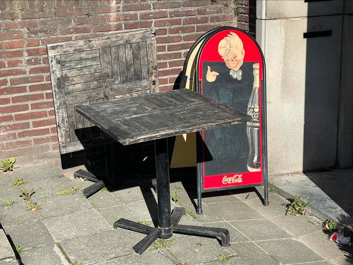 Twee antieke bistrotafels met menuhouder van Coca-Cola, Tuin en Terras, Tuintafels, Zo goed als nieuw, Ophalen