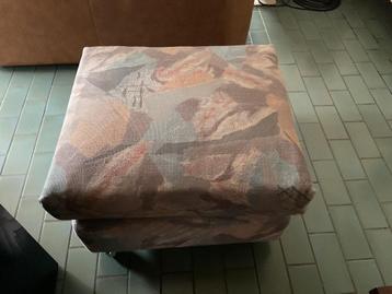 Leuke retro poef, modern gestoffeerd beschikbaar voor biedingen
