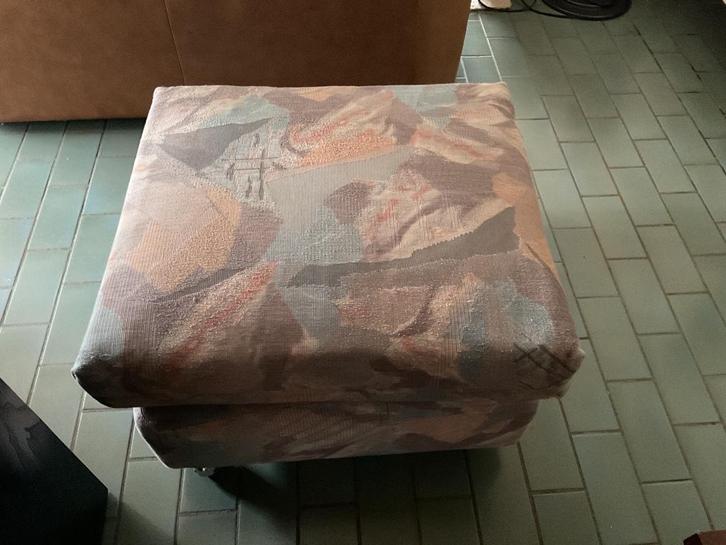 Leuke retro poef, modern gestoffeerd, Huis en Inrichting, Zetels | Voetbanken en poefs, Stof, Ophalen