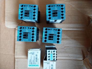4 Siemens hulprelais , spoel 24v. 2 hulpblokjes.- kontakten. beschikbaar voor biedingen