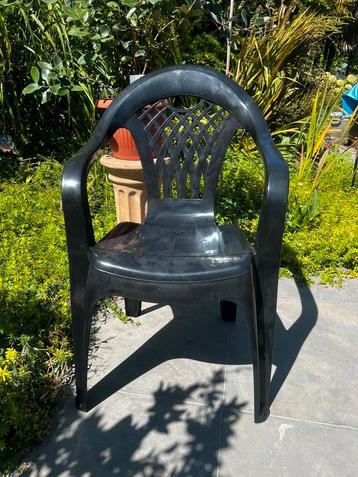 Donkergrijze tuinstoelen beschikbaar voor biedingen