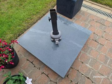 Parasolvoet in beton met draaivoet beschikbaar voor biedingen