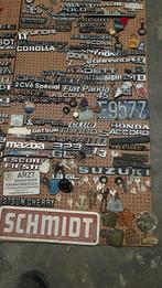 Verzameling oldtimer auto emblemen, Ophalen