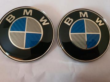 Bmw motorkap/kofferklep emblemen 2 x 82 mm>blauw wit carbon