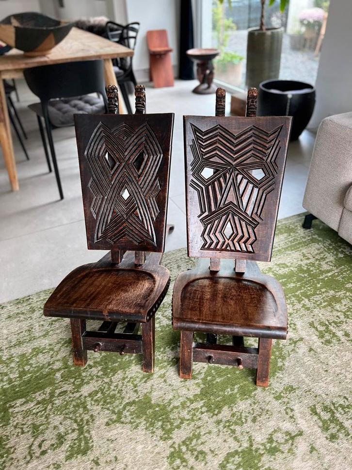 Twee Afrikaanse stoelen gesneden in authentiek hout, Antiek en Kunst, Antiek | Meubels | Stoelen en Sofa's, Ophalen