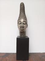 Tête de reine mère du royaume du Béni, Envoi