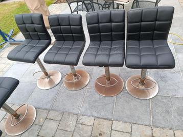 2 houten Tafels En 6 in hoogte verstelbare Stoelen beschikbaar voor biedingen