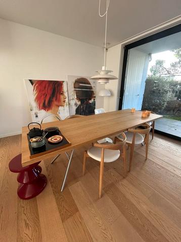 Design tafel vol eikenhout blad met metaalpoot beschikbaar voor biedingen