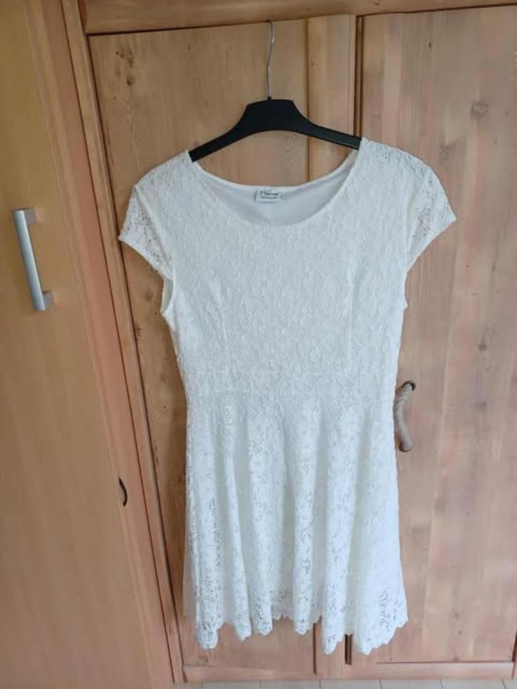 Mooi wit kanten kleedje te koop – Maat, Kleding | Dames, Jurken, Zo goed als nieuw, Maat 38/40 (M), Wit, Knielengte, Ophalen