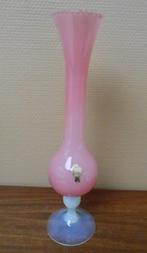 Opaline roze vaas op melk witte voet, Antiek en Kunst, Antiek | Vazen, Ophalen of Verzenden