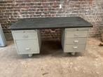 Industriëel ijzeren bureau., Huis en Inrichting, Bureaus, Ophalen, Gebruikt, Bureau
