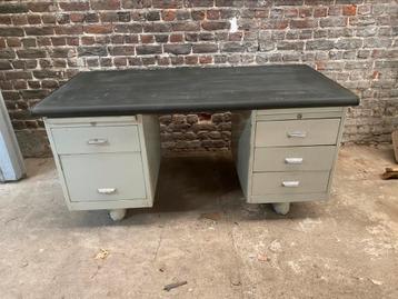 Industriëel ijzeren bureau. beschikbaar voor biedingen