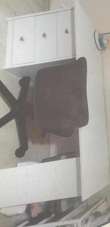 Bureau ( zonder stoel) beschikbaar voor biedingen