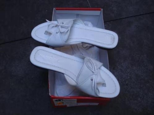Gratis verzenden nieuwe witte leren slippers mt 36, Kleding | Dames, Schoenen, Nieuw, Slippers, Wit, Verzenden