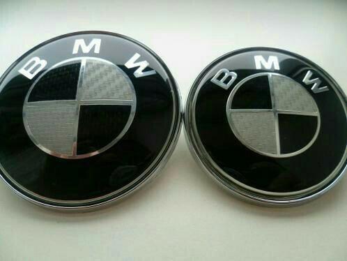 Bmw logo's motorkap/koffer >zwart wit carbon >82mm/73mm, Auto-onderdelen, Klein materiaal, BMW, Nieuw, Ophalen of Verzenden
