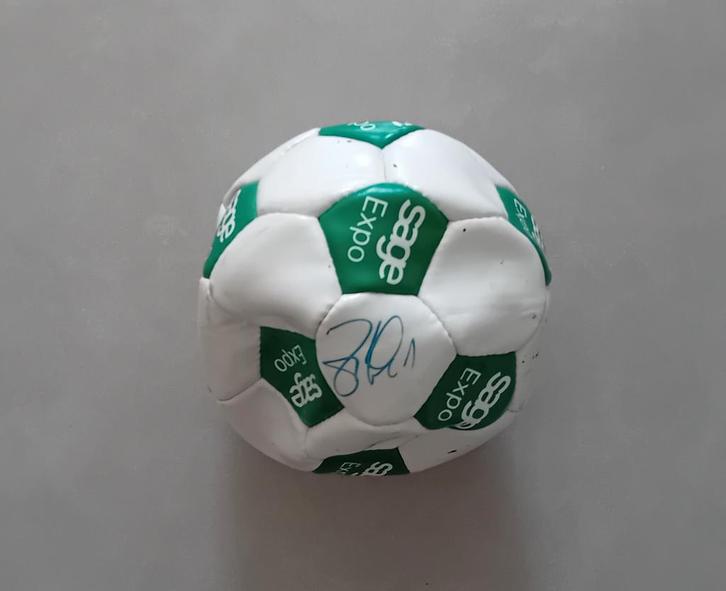 Door Mbo Mpenza gesigneerde voetbal, Verzamelen, Sportartikelen en Voetbal, Gebruikt, Overige typen, Ophalen of Verzenden