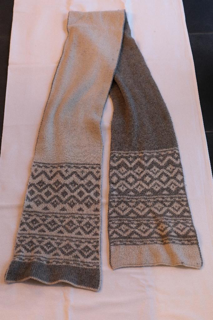 Écharpe en maille grise à motifs, Vêtements | Femmes, Bonnets, Écharpes & Gants, Comme neuf, Écharpe, Enlèvement ou Envoi