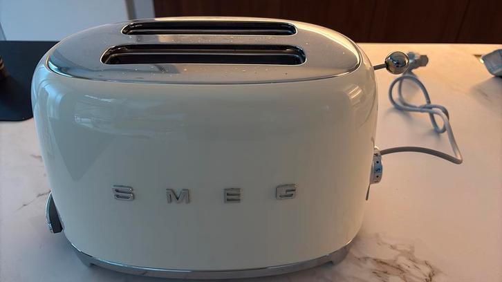 Smeg TSF01CREU neuf non ouvert dans sa boîte, Electroménager, Grille-pain, Ramasse-miettes amovible, Enlèvement