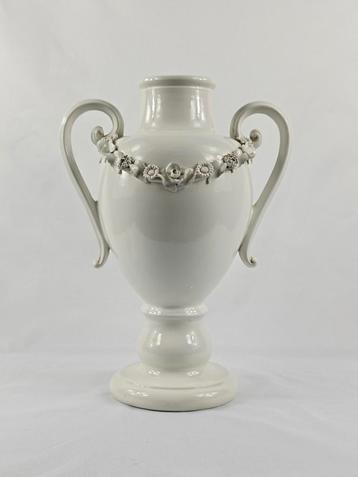 witte vaas aardewerk beschikbaar voor biedingen