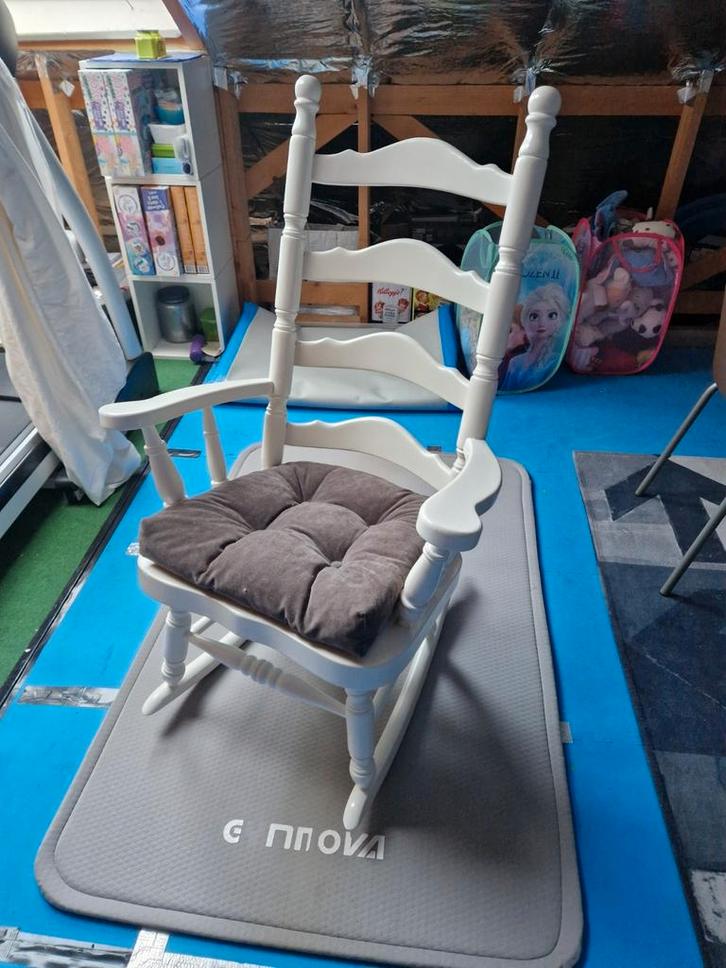 Schommelstoel met kussen in prima staat, Huis en Inrichting, Stoelen, Zo goed als nieuw, Ophalen