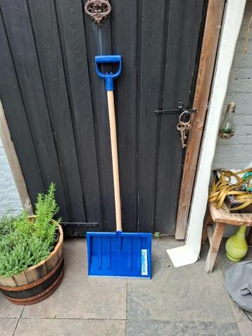 Koopje sneeuwschep beschikbaar voor biedingen