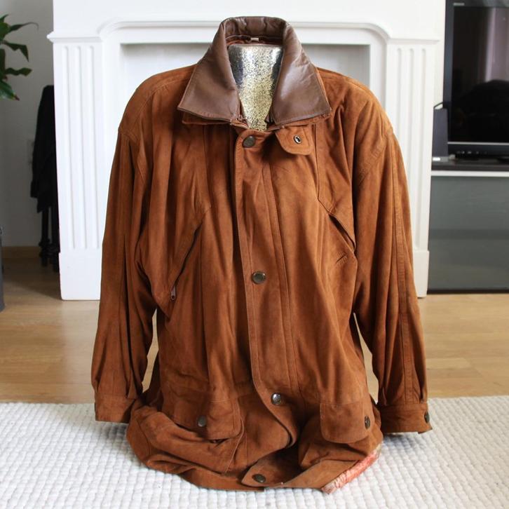 Zeer Mooie Suede Vintage Jas (Maat 50) € 145,-, Kleding | Heren, Jassen | Winter, Zo goed als nieuw, Maat 48/50 (M), Bruin, Verzenden