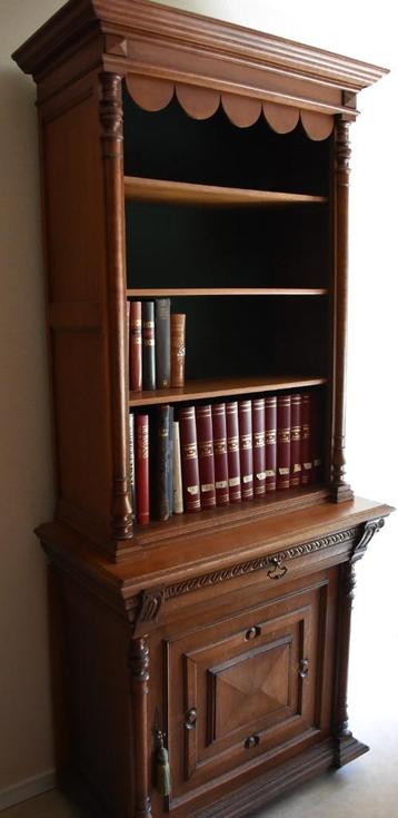 Antieke hoge boekenkast onderkast en lade (+100 j)  beschikbaar voor biedingen