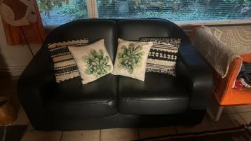 NIEUWE leren 2-zitsbank beschikbaar voor biedingen