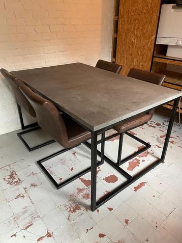 Betonlook tafel met industrieel onderstel en 4  stoelen beschikbaar voor biedingen